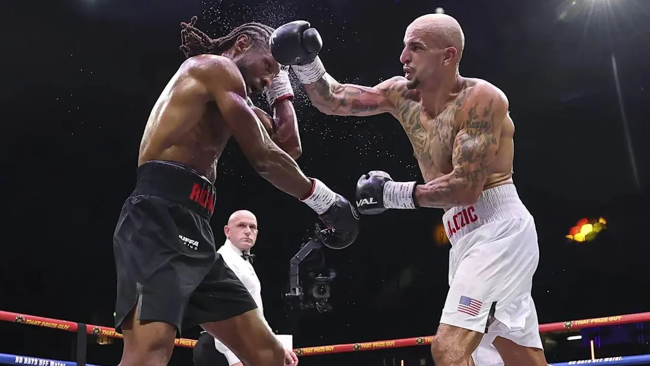 Radivoje Kalajdzic (kanan) menang melalui tiga kartu skor identik 97-92. (Foto: Fight TV)