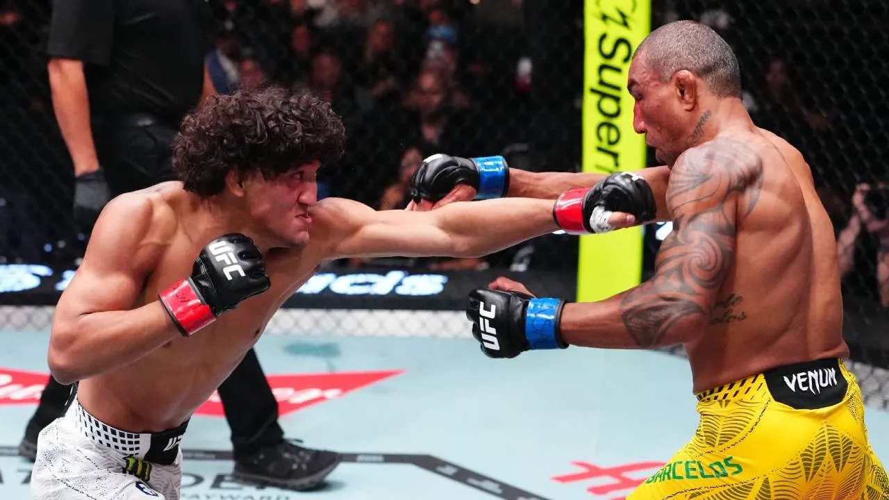Raoni Barcelos (kanan) tidak sadarkan diri sehingga pertarungan dihentikan pada waktu 1 menit 38 detik ronde kelima. (Foto: Fight TV)