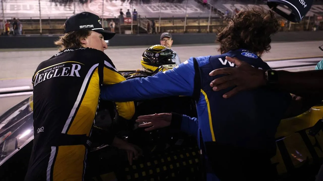 Carson Hocevar (kiri) melayangkan pukulan terhadap Ryan Blaney. (Foto: AP)