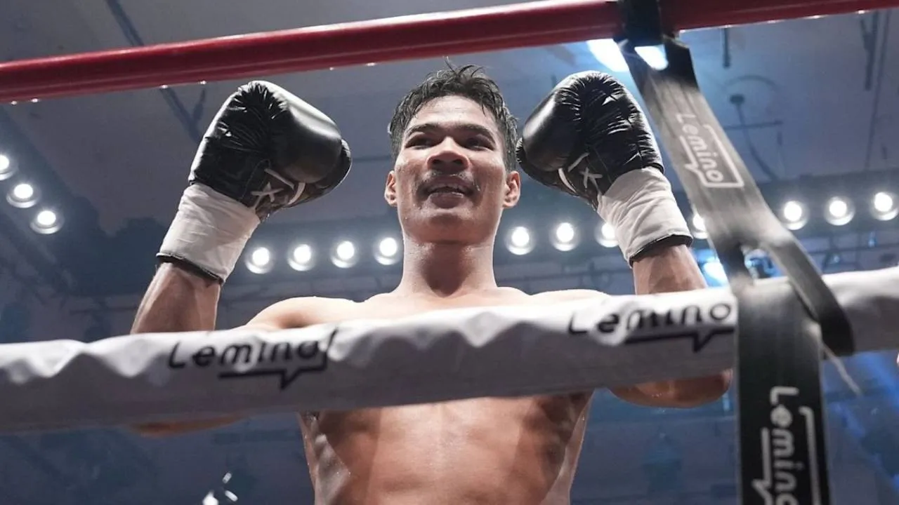 Thanongsak Simsri mencatat kemenangan melalui penghentian wasit Koji Tanaka pada menit 2:10 ronde kedua. (Foto: Fight TV)