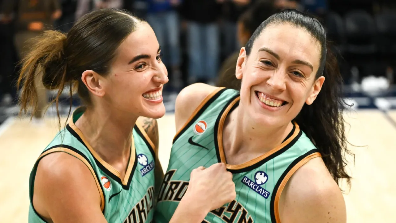 Breanna Stewart (kanan) menjadi pemain keempat dalam sejarah liga yang membukukan sedikitnya 30 poin, 10 rebound, dan lima assist dalam laga playoff. (Foto: AP)