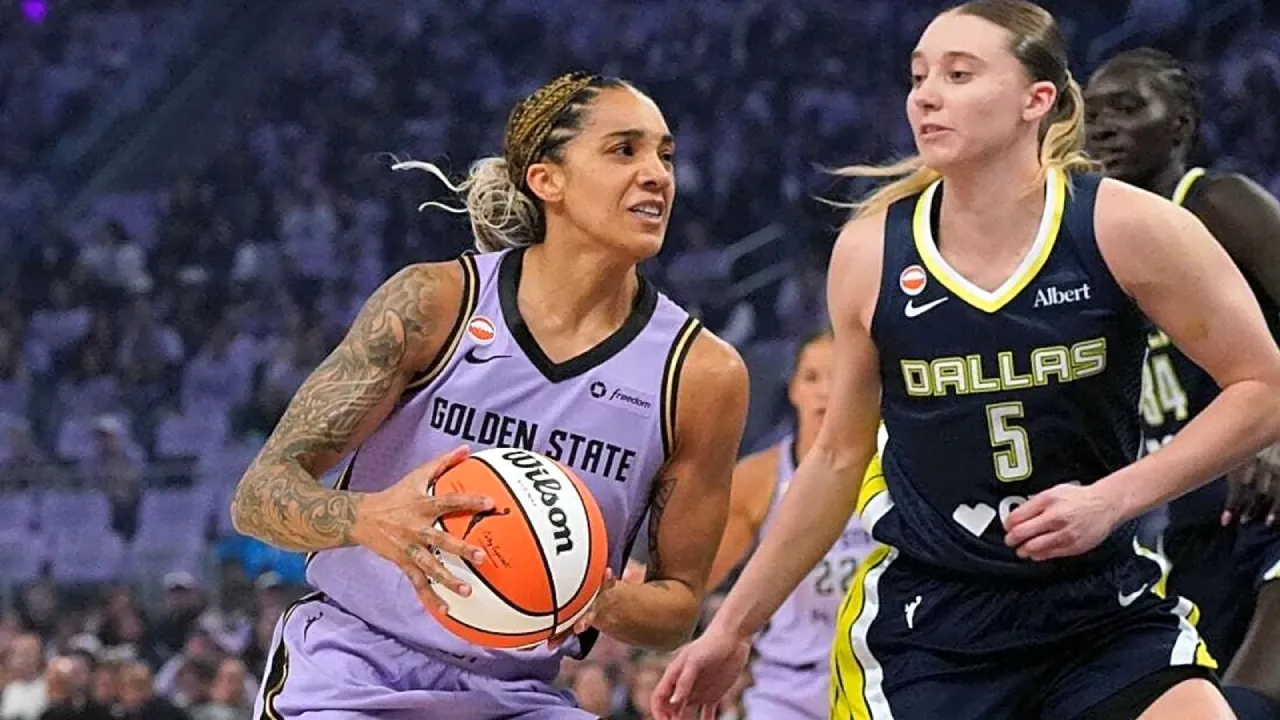 Gabby Williams (kiri) mencetak 20 poin saat Golden State Valkyries mengalahkan Dallas Wings 104-80 pada Game 1 putaran pertama playoff WNBA, Minggu (27/9) malam. (Foto: AP)