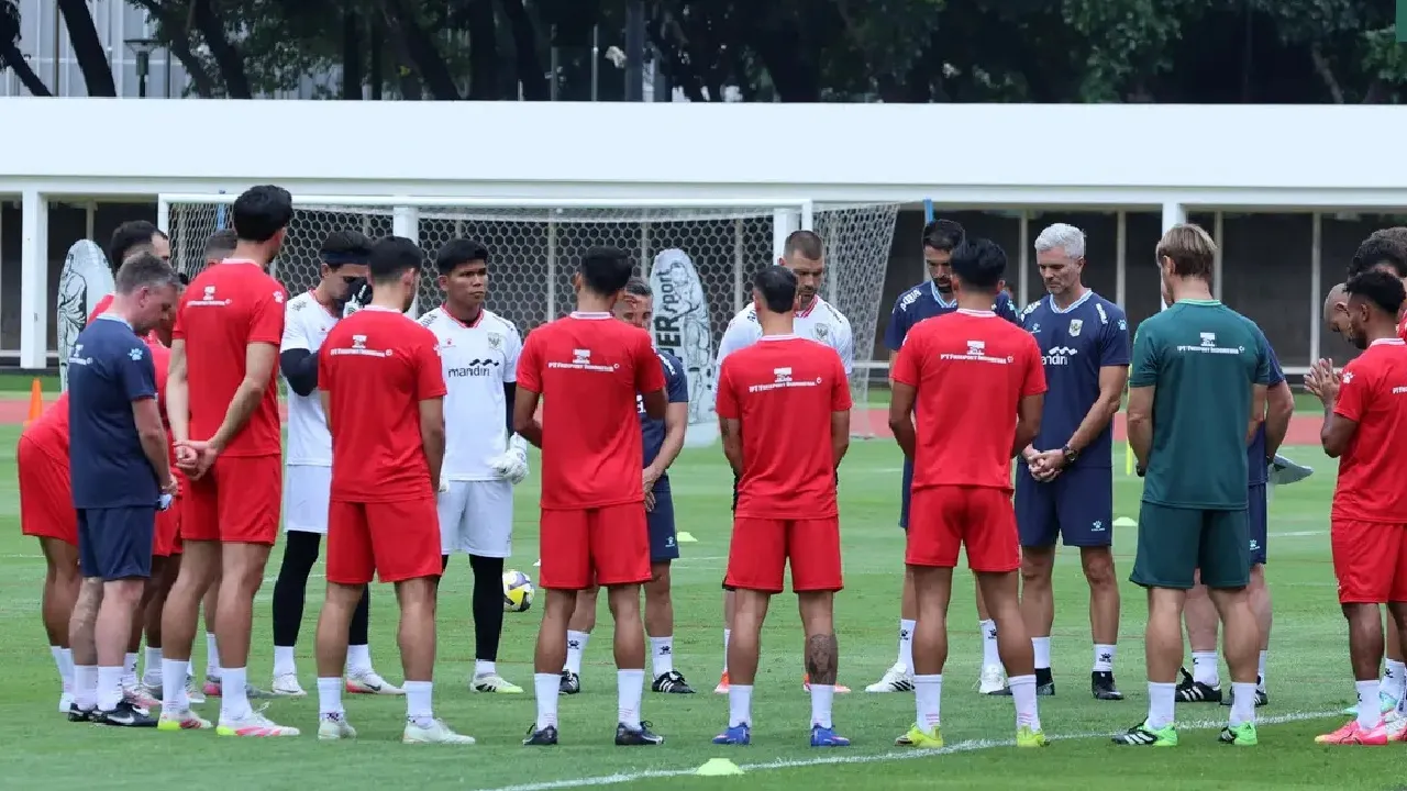 John Herdman memimpin latihan Timnas Indonesia