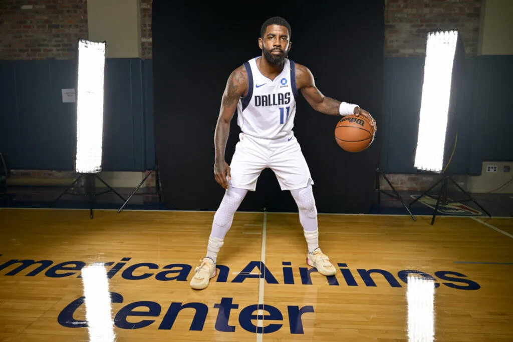 Kyrie Irving Fokus Lanjutkan Kontrak dengan Mavericks - sumber: (mainbasket)