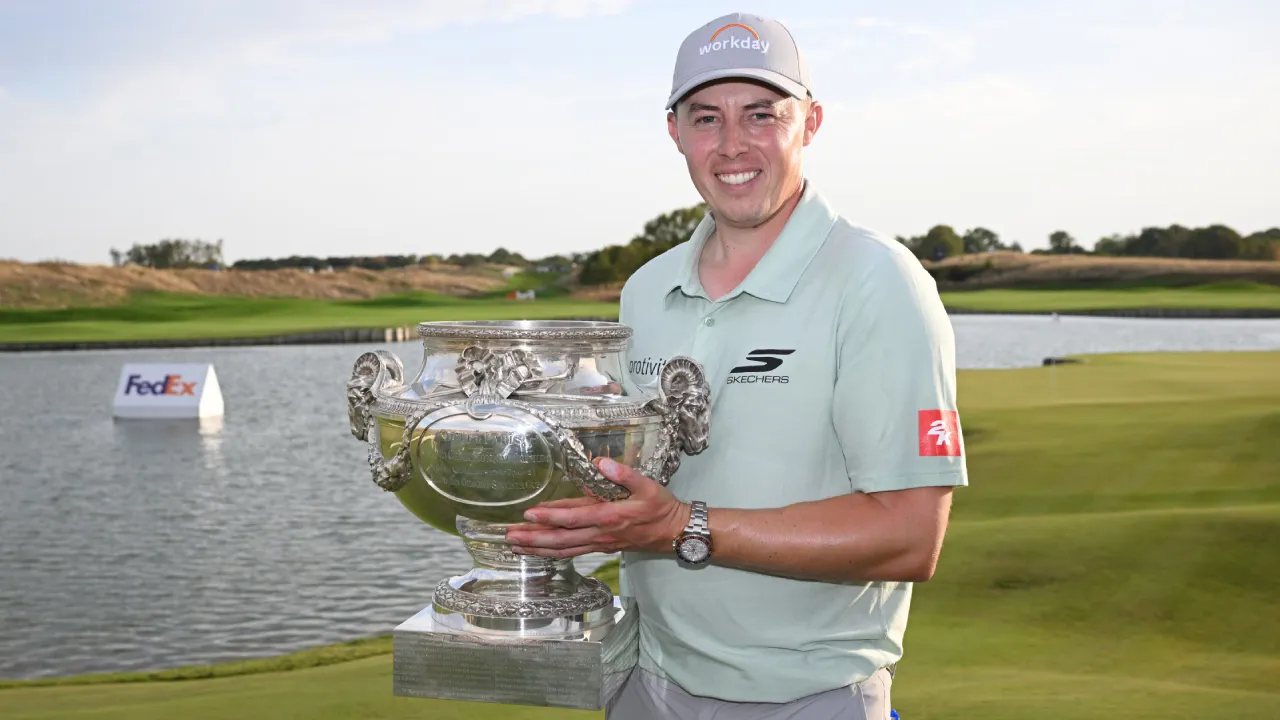 Matt Fitzpatrick berpose dengab trofi FedEx Open de France. (Foto: Golf Digest)