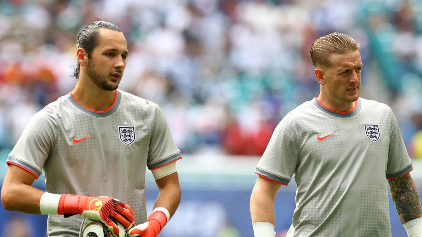 Paul Robinson Soroti Panasnya Perdebatan Trafford vs Pickford di Timnas Inggris - sumber: (givemesport)