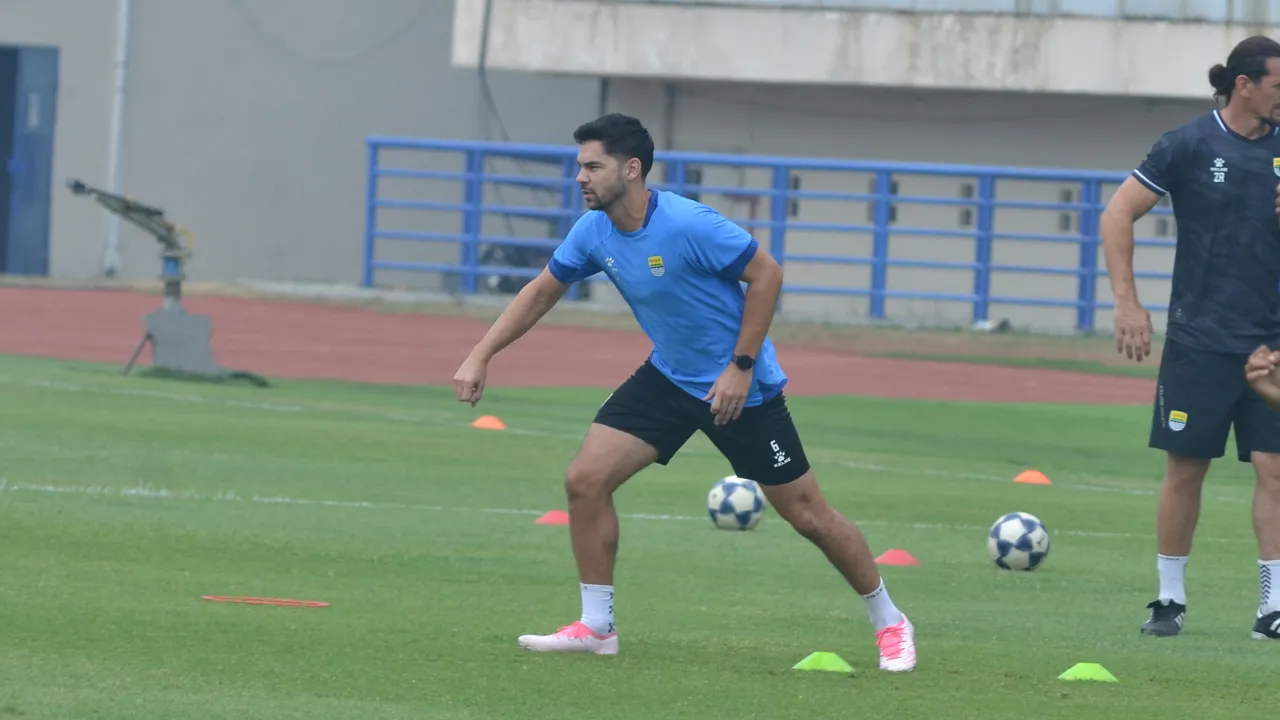 Bek kanan Persib, Sandy Walsh