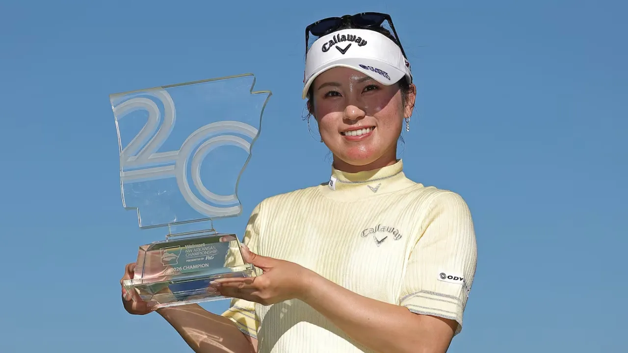 Yuna Nishimura berpose dengan trofi Walmart NW Arkansas Championship. (Foto: Golf Digest)
