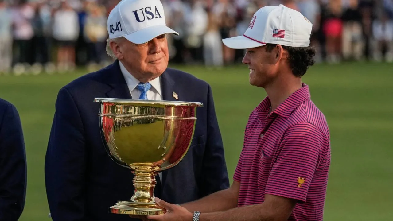 Jackson Koivun (kanan) berpose dengan trofi Presidents Cup dengan didampingi Presiden AS Donald Trump. (Foto: Golf Digest)