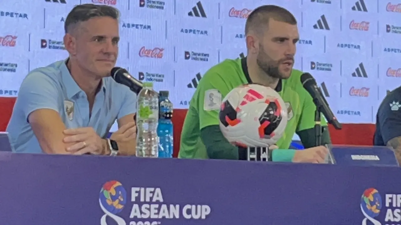 Maarten Paes dan John Herdman