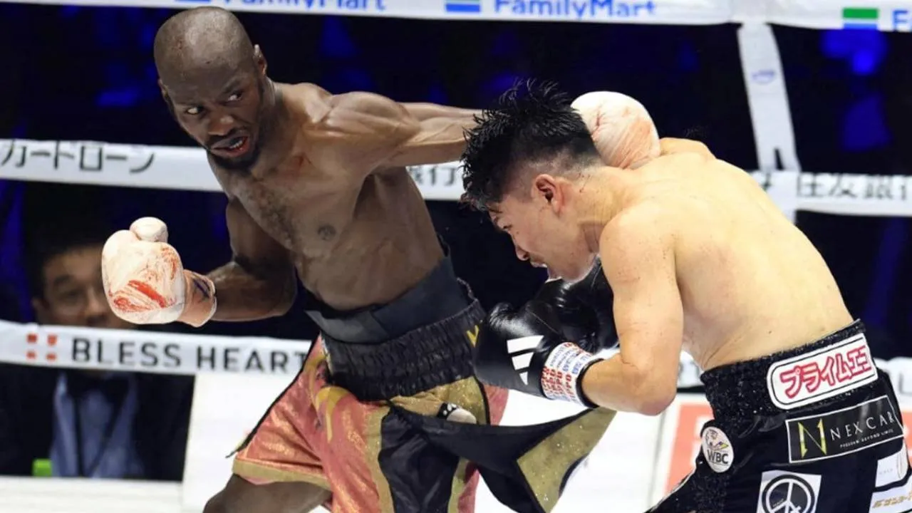 Ricardo Malajika (kiri) menang melalui keputusan angka terbelah dalam pertarungan 12 ronde. (Foto: Fight TV)