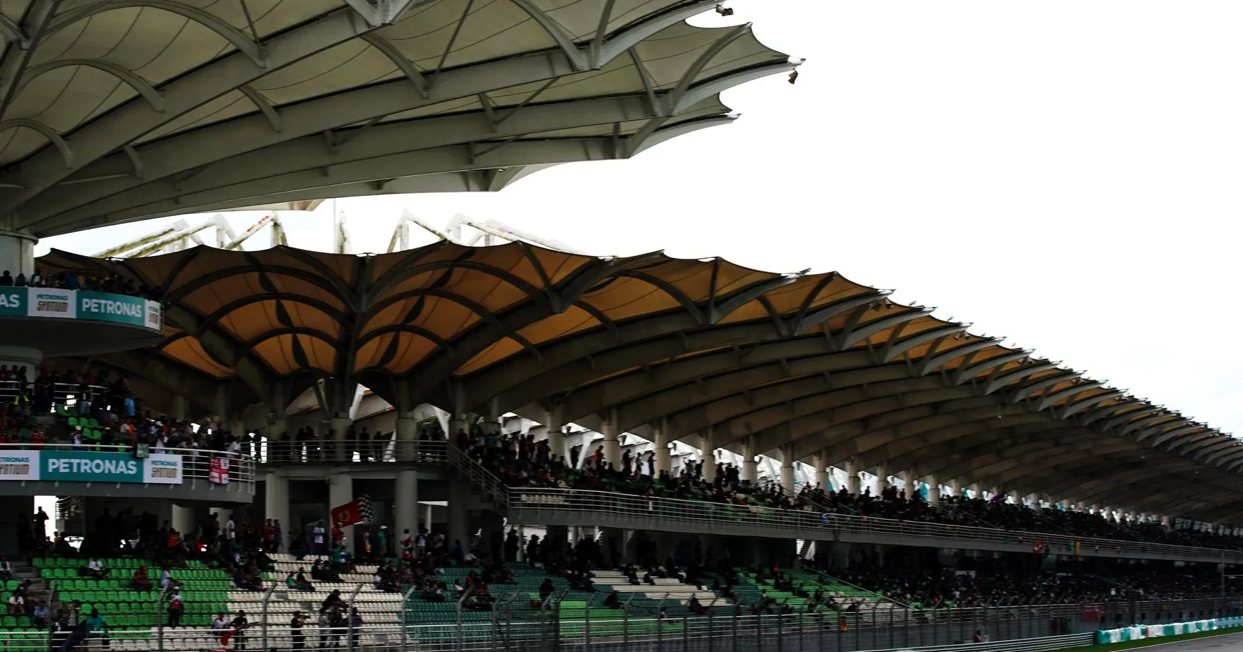 Tim F1 Hadapi Tantangan Pirelli di Malaysia - sumber: (racingnews365)