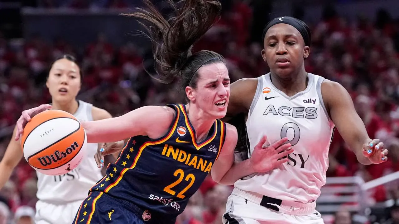 Caitlin Clark (kiri) mencetak 27 poin saat Indiana Fever mengalahkan Las Vegas Aces 99-89 pada Game 2 putaran pertama playoff WNBA, Selasa (29/9) malam. (Foto: AP)
