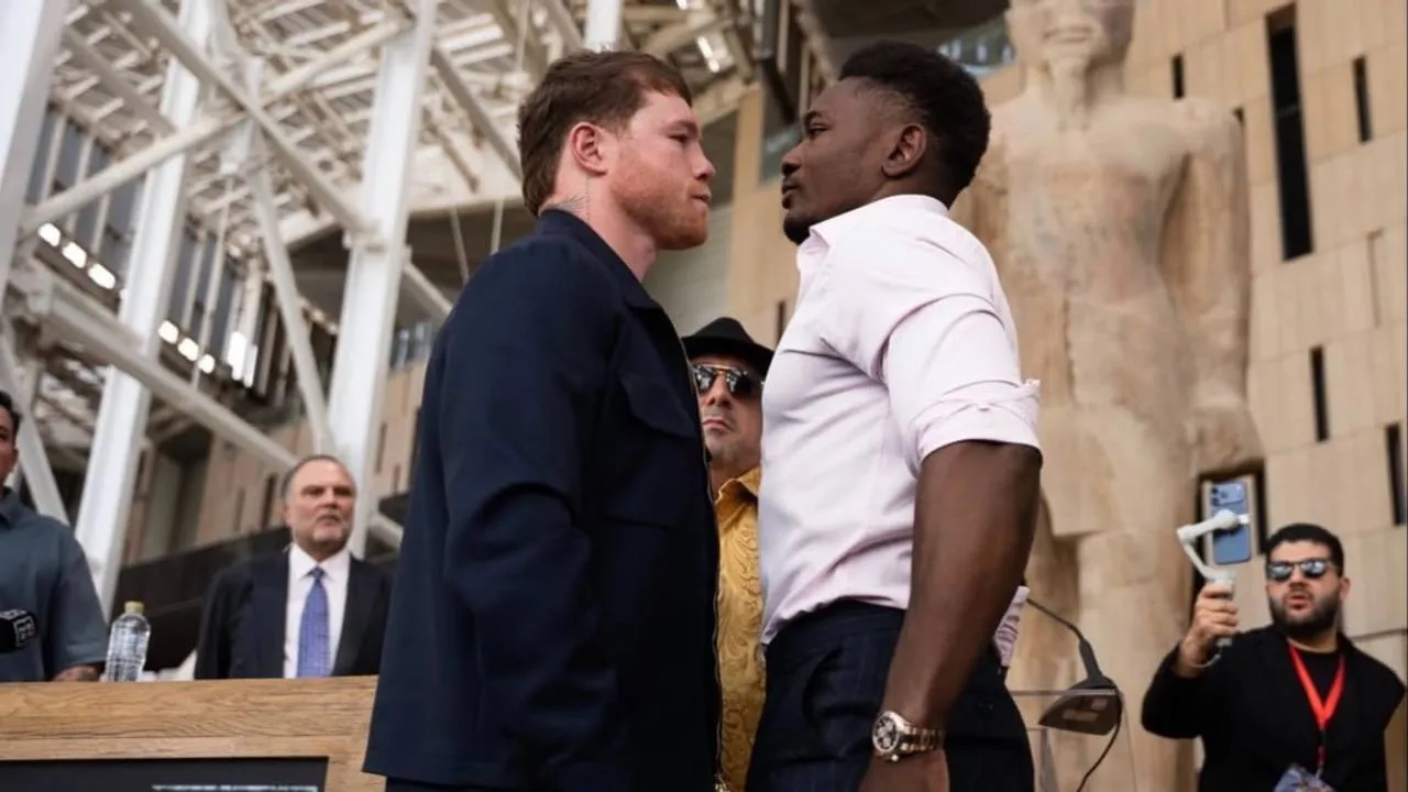 Canelo Alvarez (kiri) dan Christian Mbilli. (Foto: Fight TV)