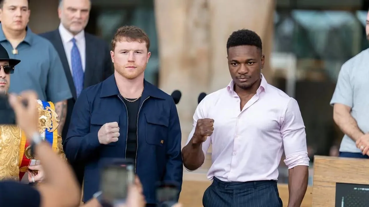 Christian Mbilli (kanan) dan Canelo Alvarez. (Foto: Fight TV)