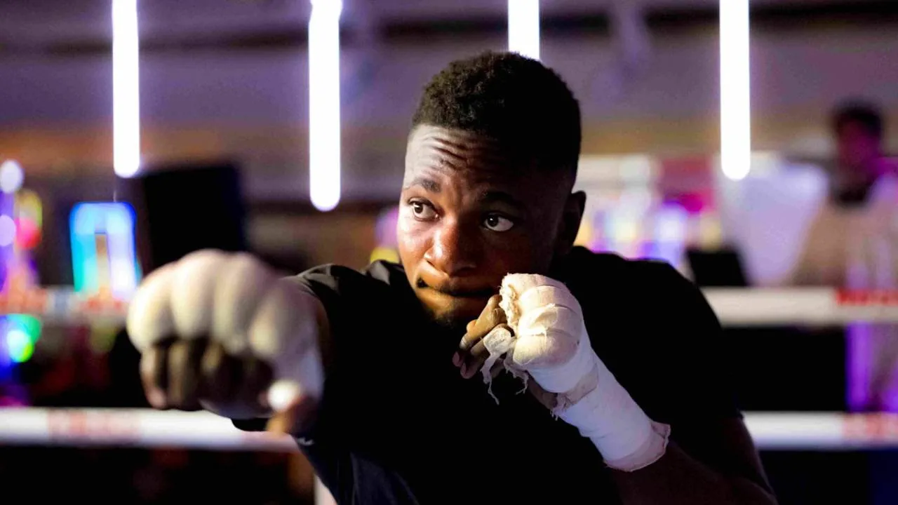 Meski kini berstatus juara WBC, Christian Mbilli tetap memberikan penghormatan kepada Alvarez yang dianggapnya sebagai salah satu petinju terbaik generasinya. (Foto: Fight TV)
