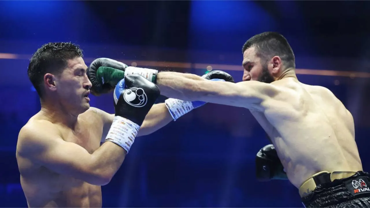 Dmitry Bivol (kiri) dan Artur Beterbiev. (Foto: Fight TV)