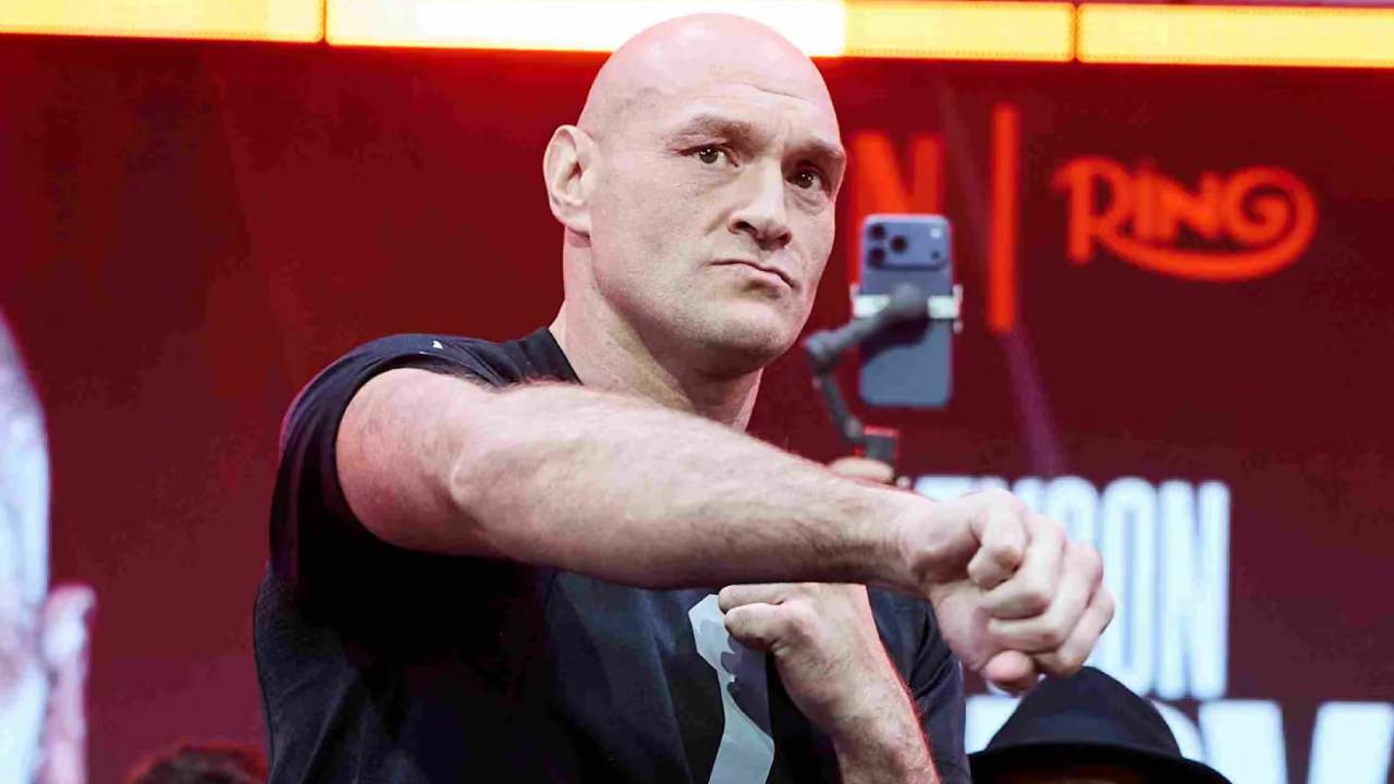Eddie Hearn Sebut Tyson Fury Takut Kalah dari Anthony Joshua