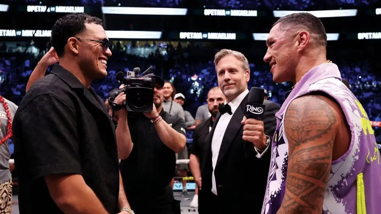 Jai Opetaia (kanan) dan David Benavidez saling menunjukkan rasa hormat dan secara verbal sepakat bertarung pada Mei di T-Mobile Arena. (Foto: Fight TV)