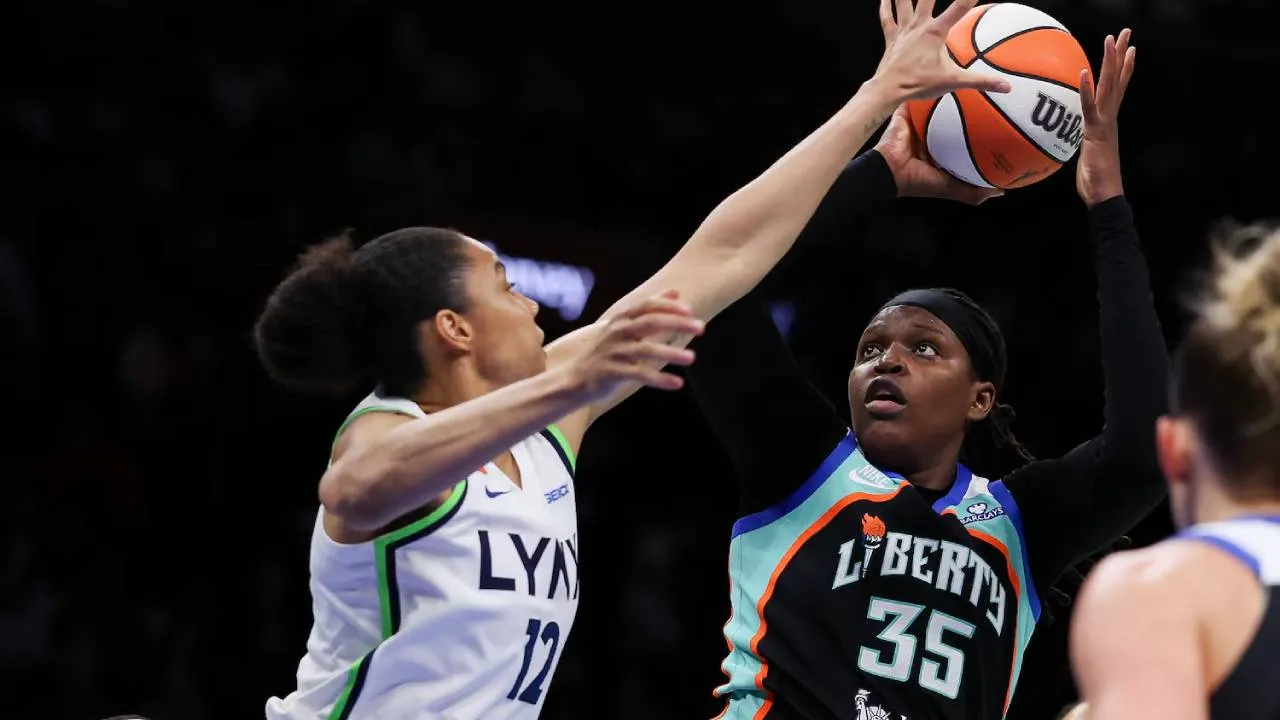 Jonquel Jones (kanan) mencetak 21 poin saat New York Liberty mengalahkan Minnesota Lynx 87-71 pada Game 2 perempat final, Selasa (29/9) malam. (Foto: AP)