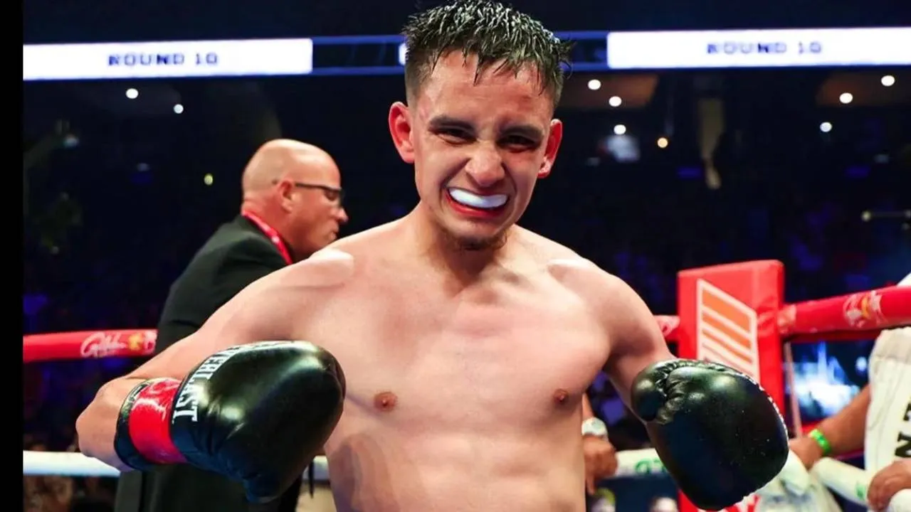 Ricardo Sandoval merebut gelar kelas 112 pound melalui kemenangan angka terbelah atas Kenshiro Teraji pada Juli 2025. (Foto: Fight TV)