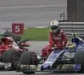 Sebastian Vettel Menumpang Usai Insiden Pasca Balapan F1