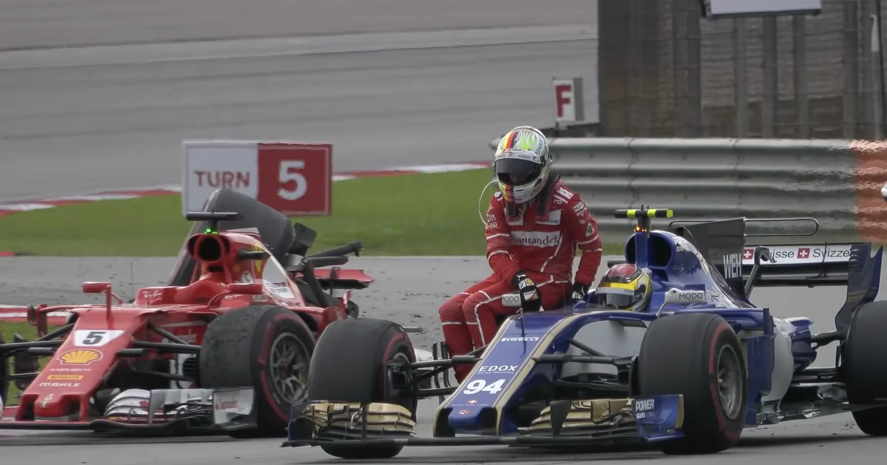 Sebastian Vettel Menumpang Usai Insiden Pasca Balapan F1 - sumber: (racingnews365)