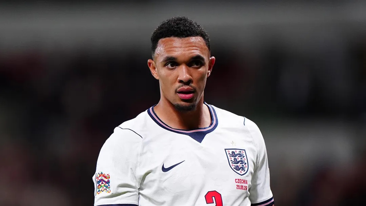 Trent Alexander-Arnold Jelas Lebih Baik daripada Denzel Dumfries
