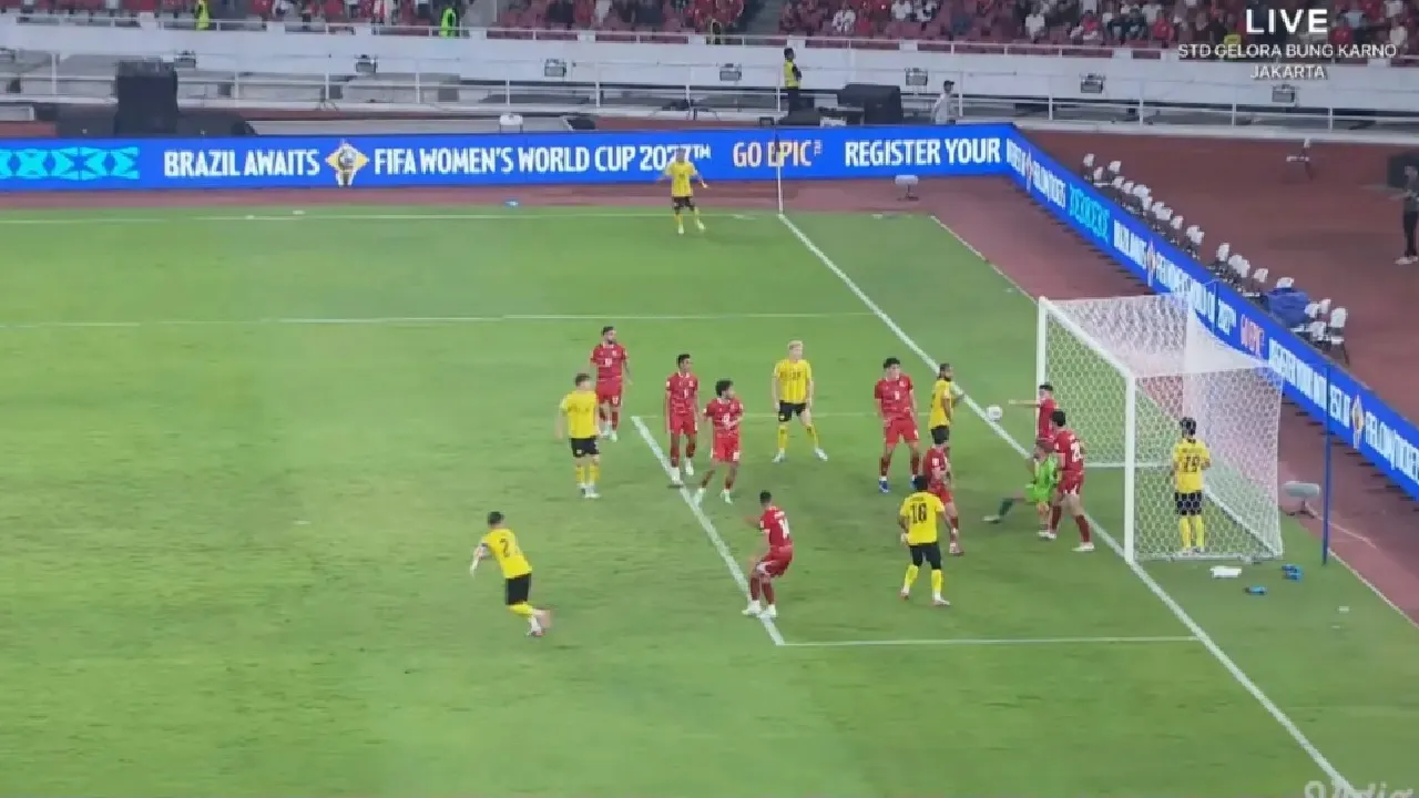 Justin Hubner lakukan aksi penyelamatan saat Timnas Indonesia melawan Malaysia di FIFA ASEAN Cup 2026