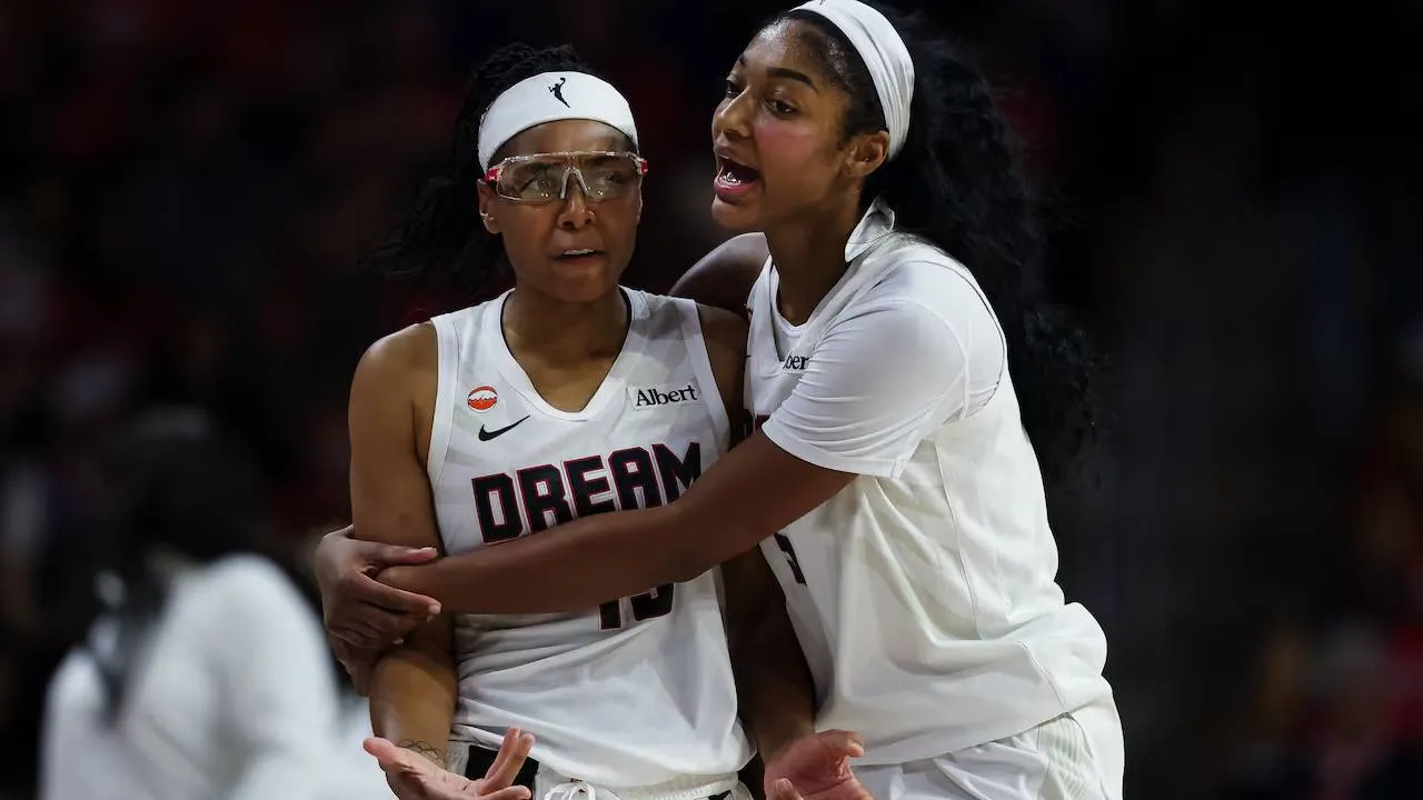 Allisha Gray (kiri) mencetak 22 poin saat Atlanta Dream mengalahkan Washington Mystics 93-75 pada Game 2 putaran pertama, Rabu (30/9) malam. (Foto: AP)