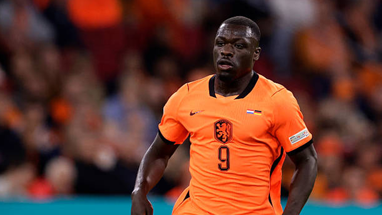 Brian Brobbey Bukan Prioritas, Manchester United Fokus Rekrut Bek di Januari