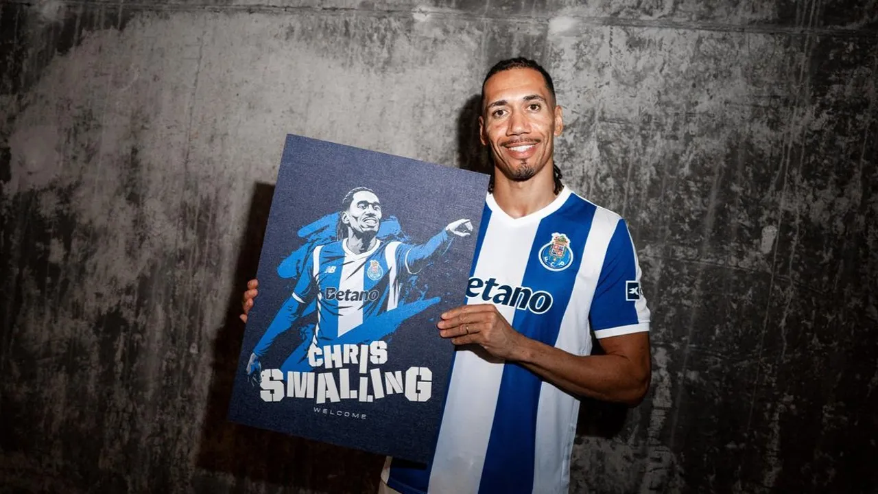 Chris Smalling memperkuat lini belakang FC Porto usai menyepakati kontrak berdurasi satu tahun
