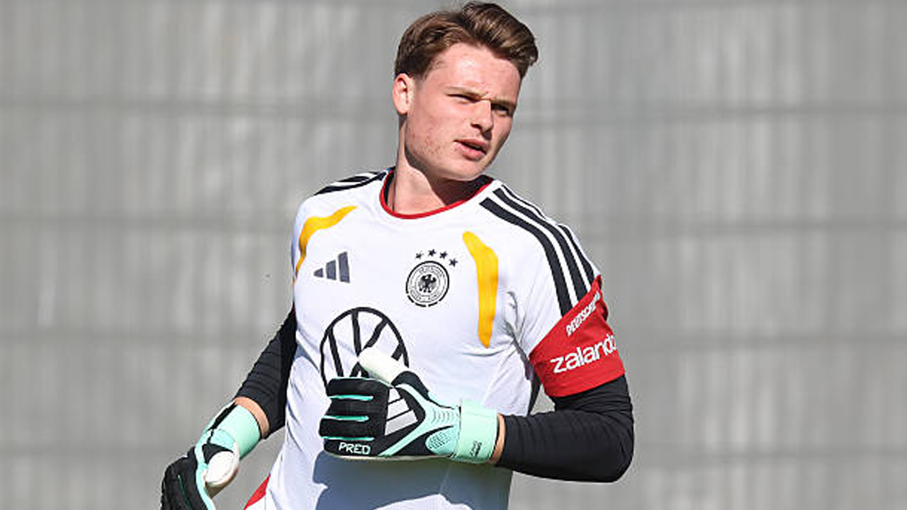 Percaya Jonas Urbig, Bayern Munich Bantah Kabar Minati Jordan Pickford