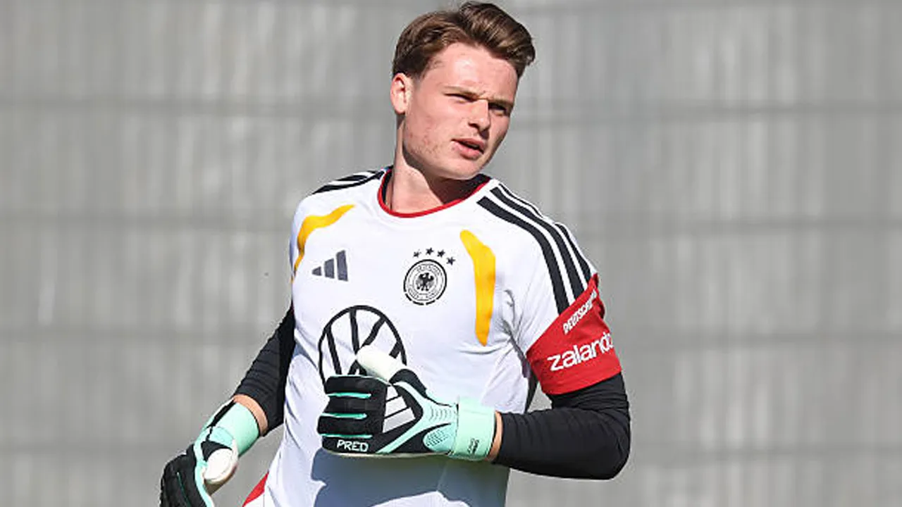 Percaya Jonas Urbig, Bayern Munich Bantah Kabar Minati Jordan Pickford