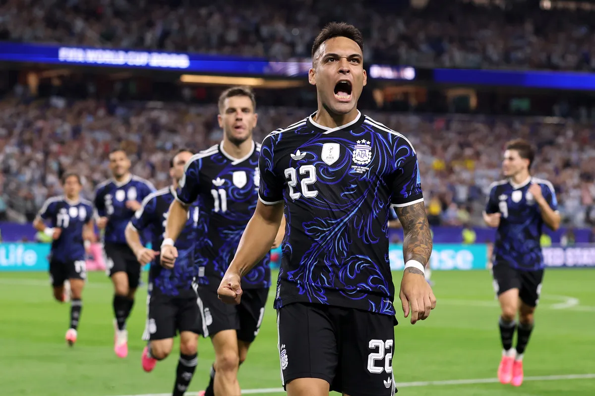 Scaloni Tegaskan Lautaro Martinez Masuk Jajaran Kapten Argentina Pasca Messi - sumber: (footballitalia)