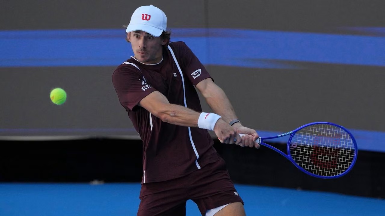 Semangat Tim Berikan Dorongan Baru Bagi Alex De Minaur Jelang Akhir Musim