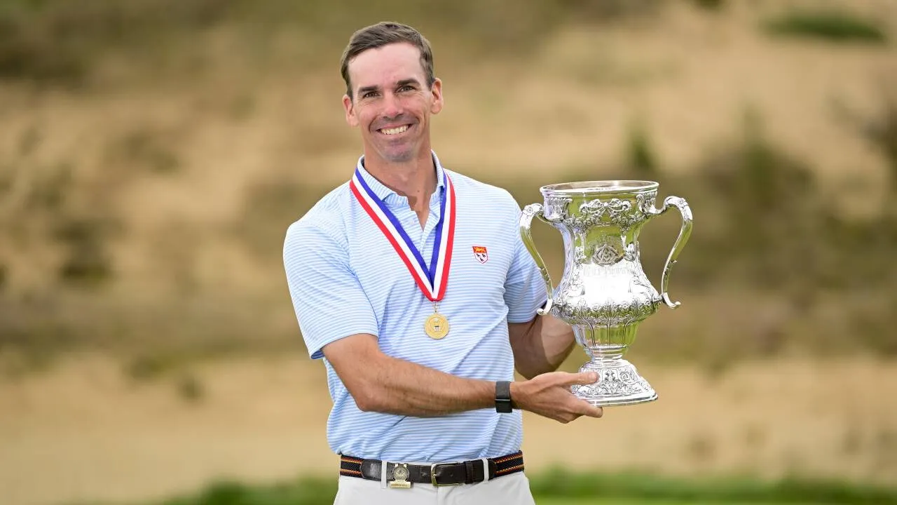Andrew Bailey berpose dengan trofi U.S. Mid-Amateur. (Foto: Golf Digest)
