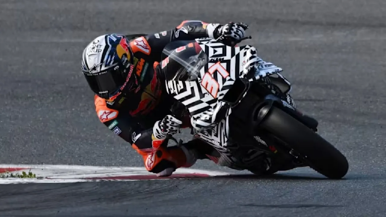 Pedro Acosta melakukan pengetesan motor 850cc 2027 milik KTM.