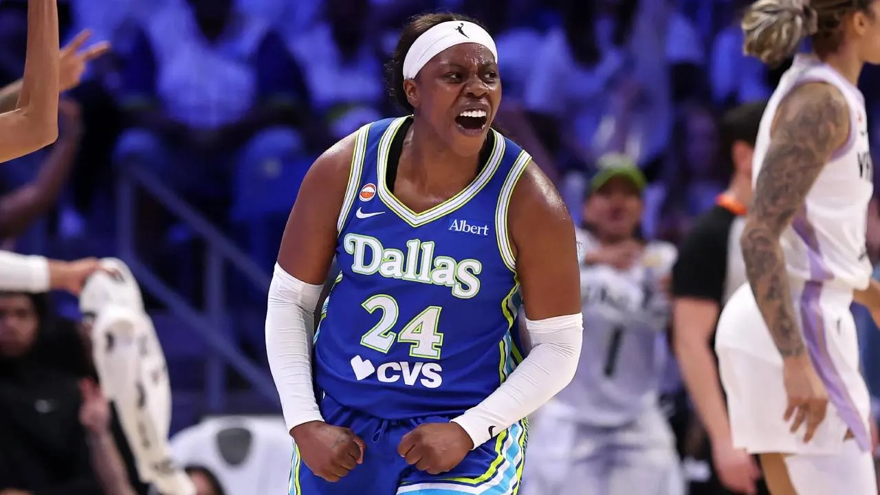 Gaya bermain bintang Dallas Wings Arike Ogunbowale dibandingkan dengan Stephen Curry, bintang Golden State Warriors. (Foto: AP)