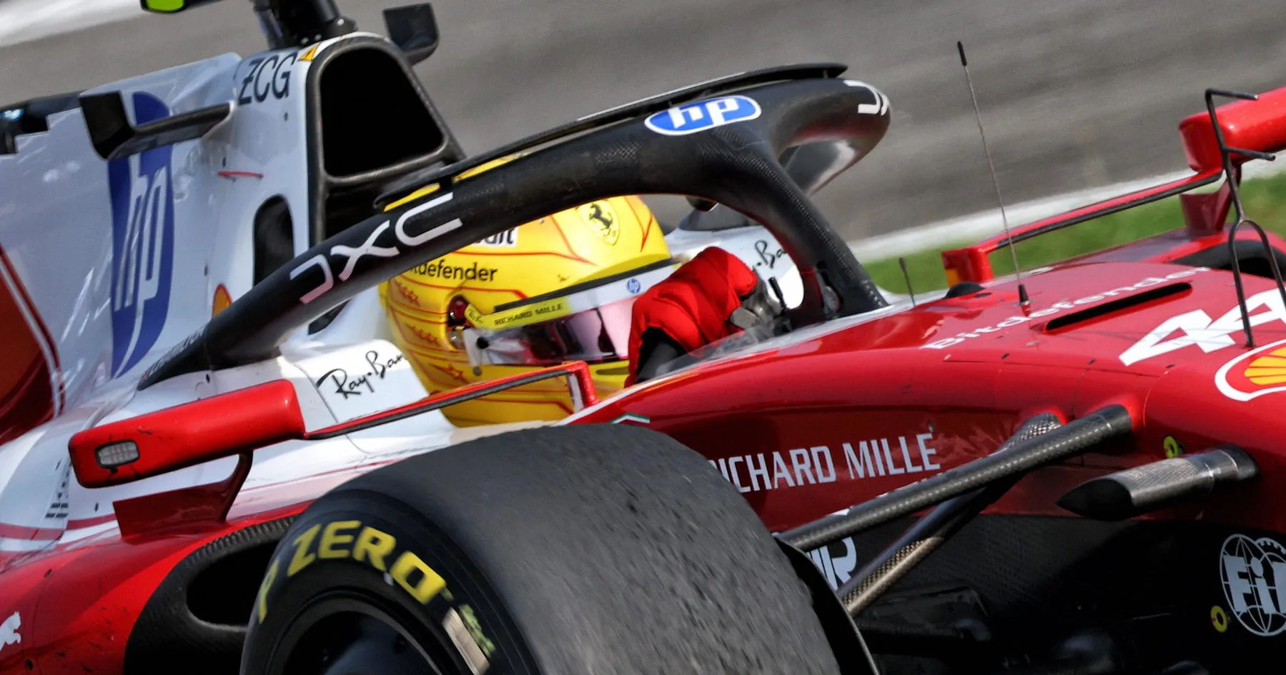 Hamilton Dapat Peringatan Terkait Insiden Cermin Ferrari - sumber: (racingnews365)