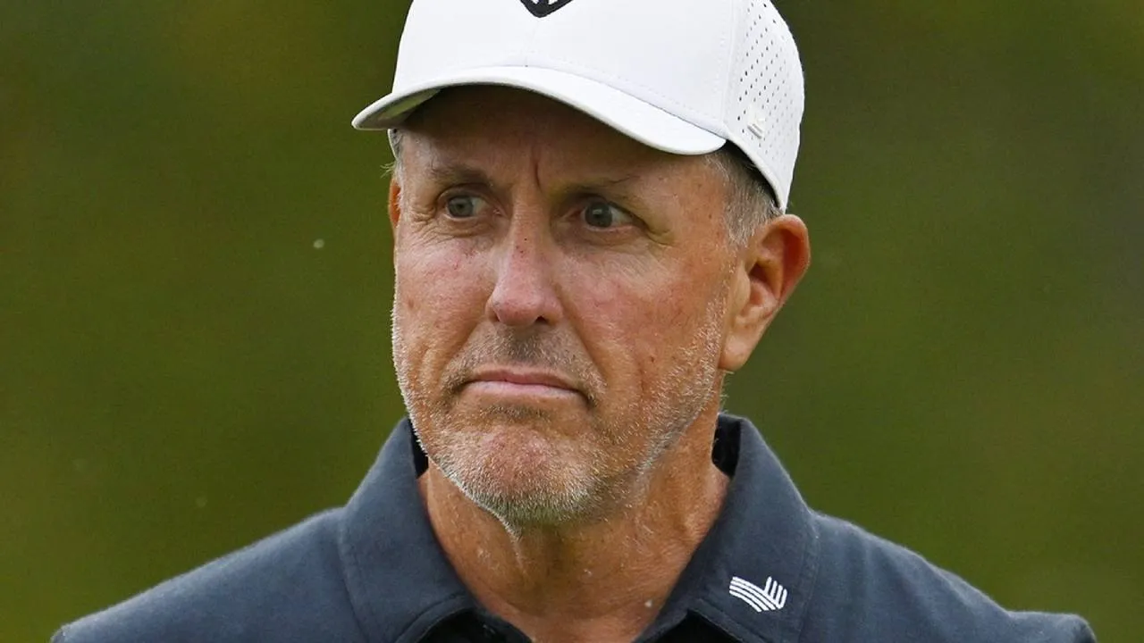 Phil Mickelson disebut menjalani perawatan untuk masalah yang berkaitan dengan “trauma keluarga dan adiksi”. (Foto: Golf Digest)