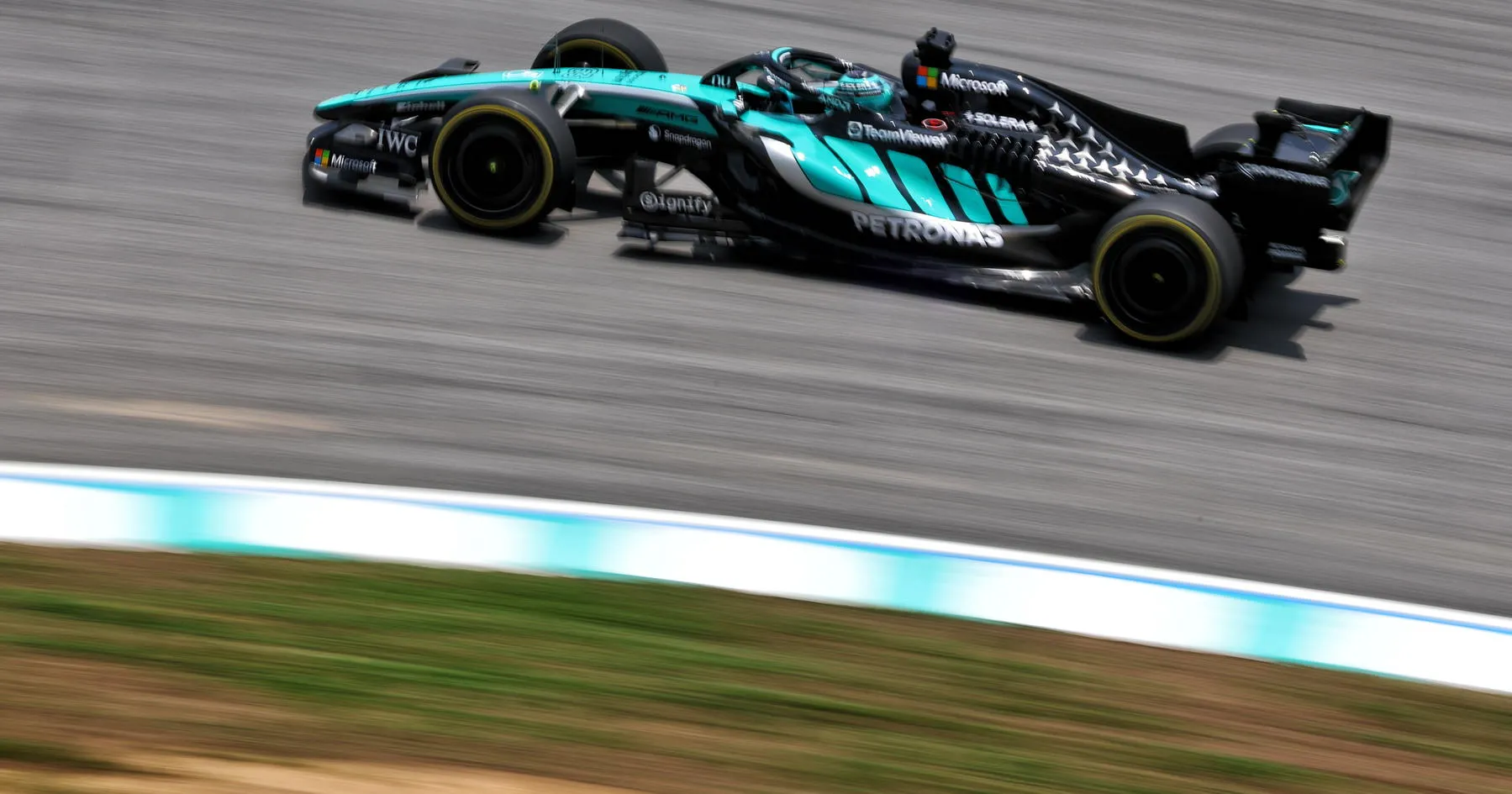 Russell Tuntut Mercedes Atasi Degradasi Ban di Malaysia - sumber: (racingnews365)