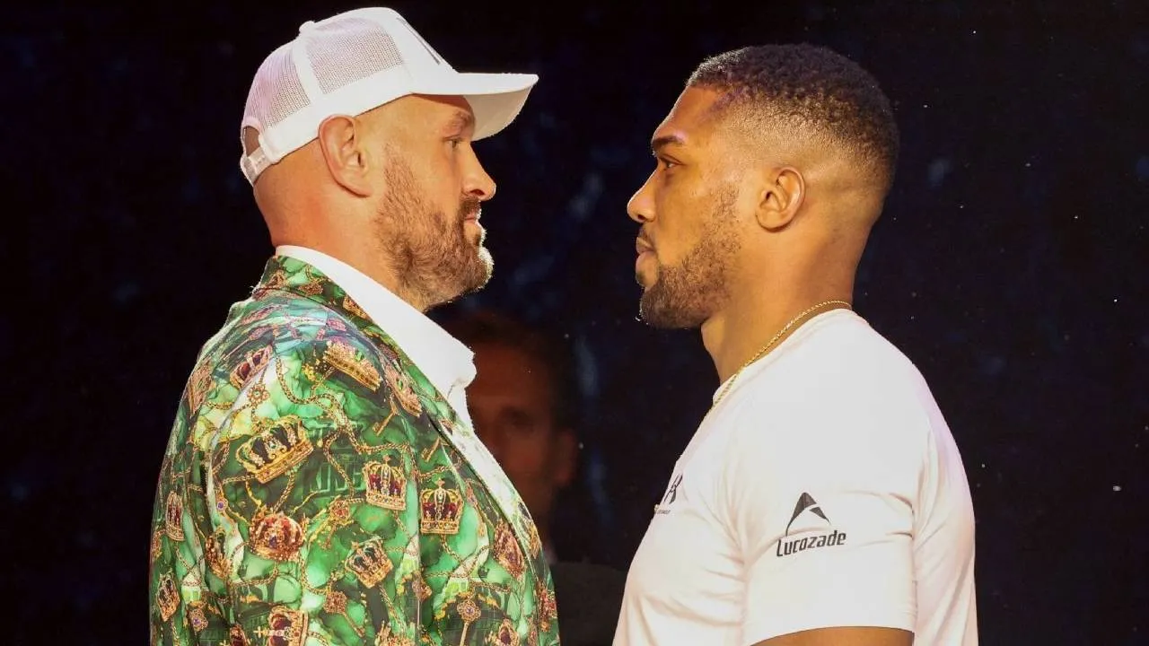 Tyson Fury (kiri) dan Anthony Joshua. (Foto: Fight TV)
