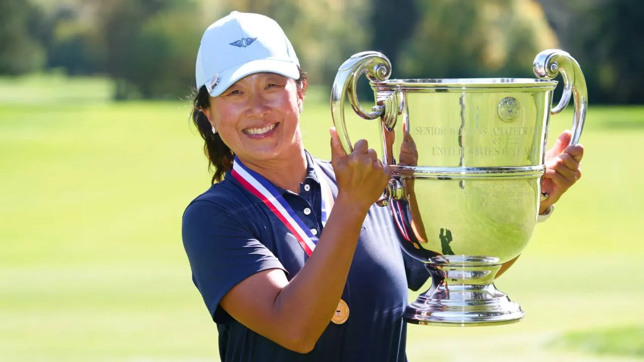 Xiaolong Zhong berpose dengan trofi U.S. Senior Women’s Amateur. (Foto: Golf Digest)