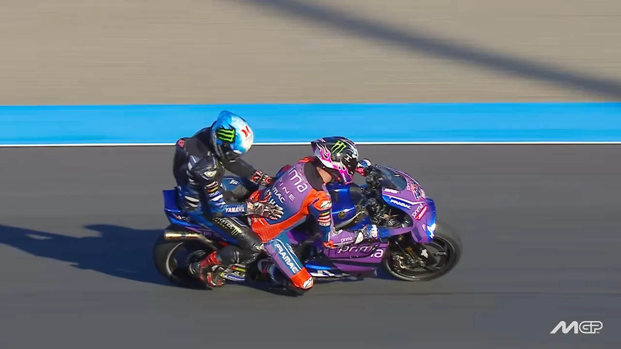 Jack Miller berikan tumpangan kepada Alex Rins yang kehabisan bahan bakar di sesi Practice MotoGP Jepang 2026.