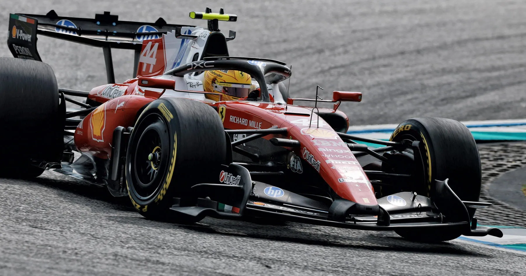 Hamilton Ungkap Perubahan Terakhir Bawa Ferrari ke Puncak - sumber: (racingnews365)