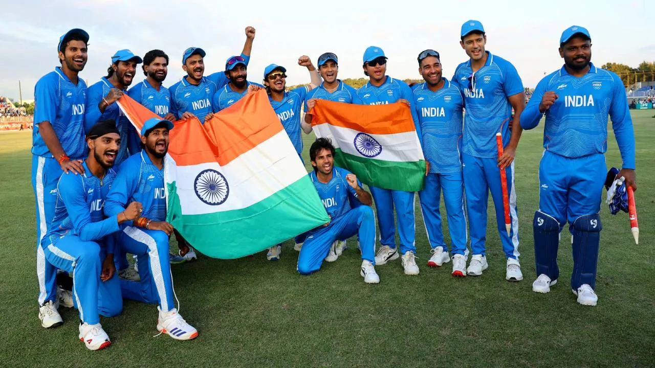 Para pemain India melakukan selebrasi setelah mempertahankan medali emas kriket putra Asian Games di Nagoya. (Foto: AP)