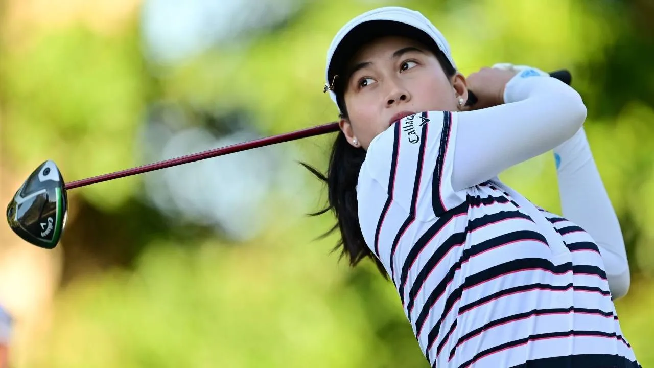 Jeeno Thitikul, pegolf Thailand yang menempati peringkat kedua dunia, menutup putaran dengan birdie melalui putt sejauh sekitar 12 kaki di hole ke-18, par 5. (Foto: Golf Digest)