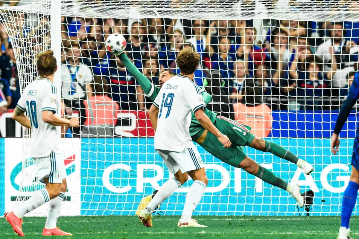 Performa Gemilang Donnarumma di Laga Prancis vs Italia Tuai Pujian - sumber: (footballitalia)