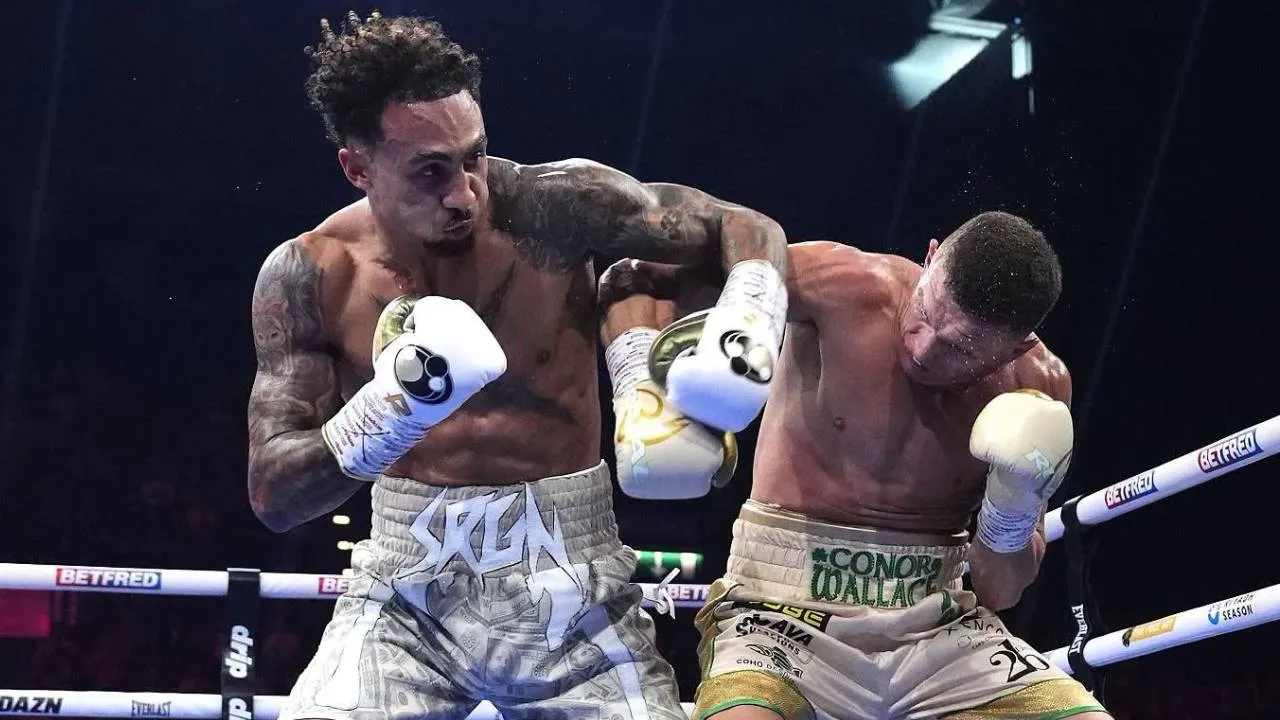 Ben Whittaker (kiri) sempat menguasai sebagian besar pertarungan sebelum mendapat tekanan besar dari Wallace pada tiga ronde terakhir. (Foto: Fight TV)
